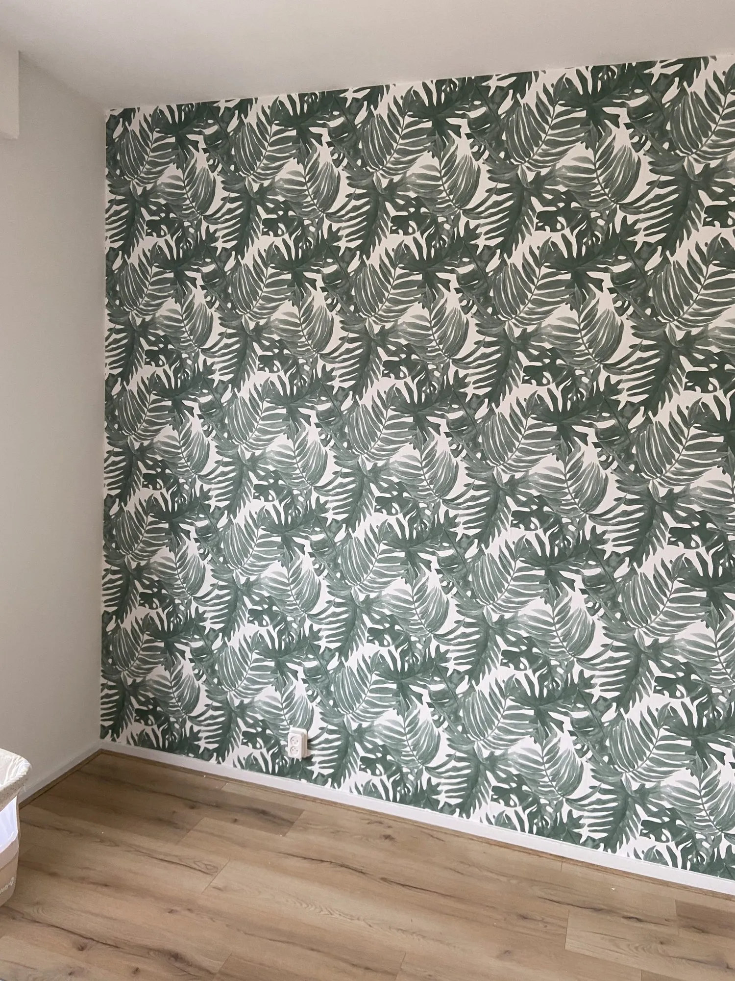 Woonkamer met een botanisch dessin dat tot in de hoek doorloopt