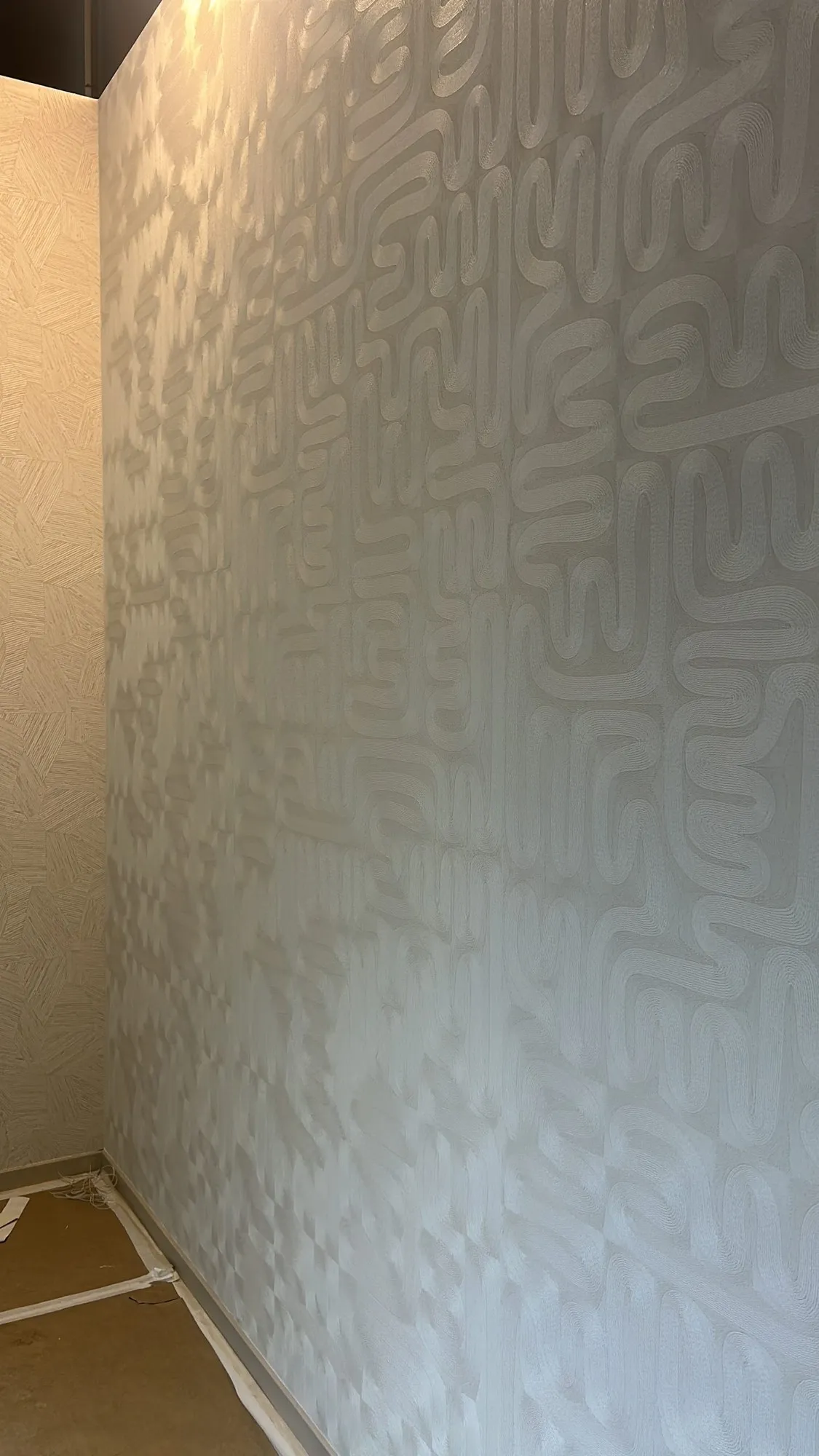 Afgewerkte wand met een rustig tonaal dessin