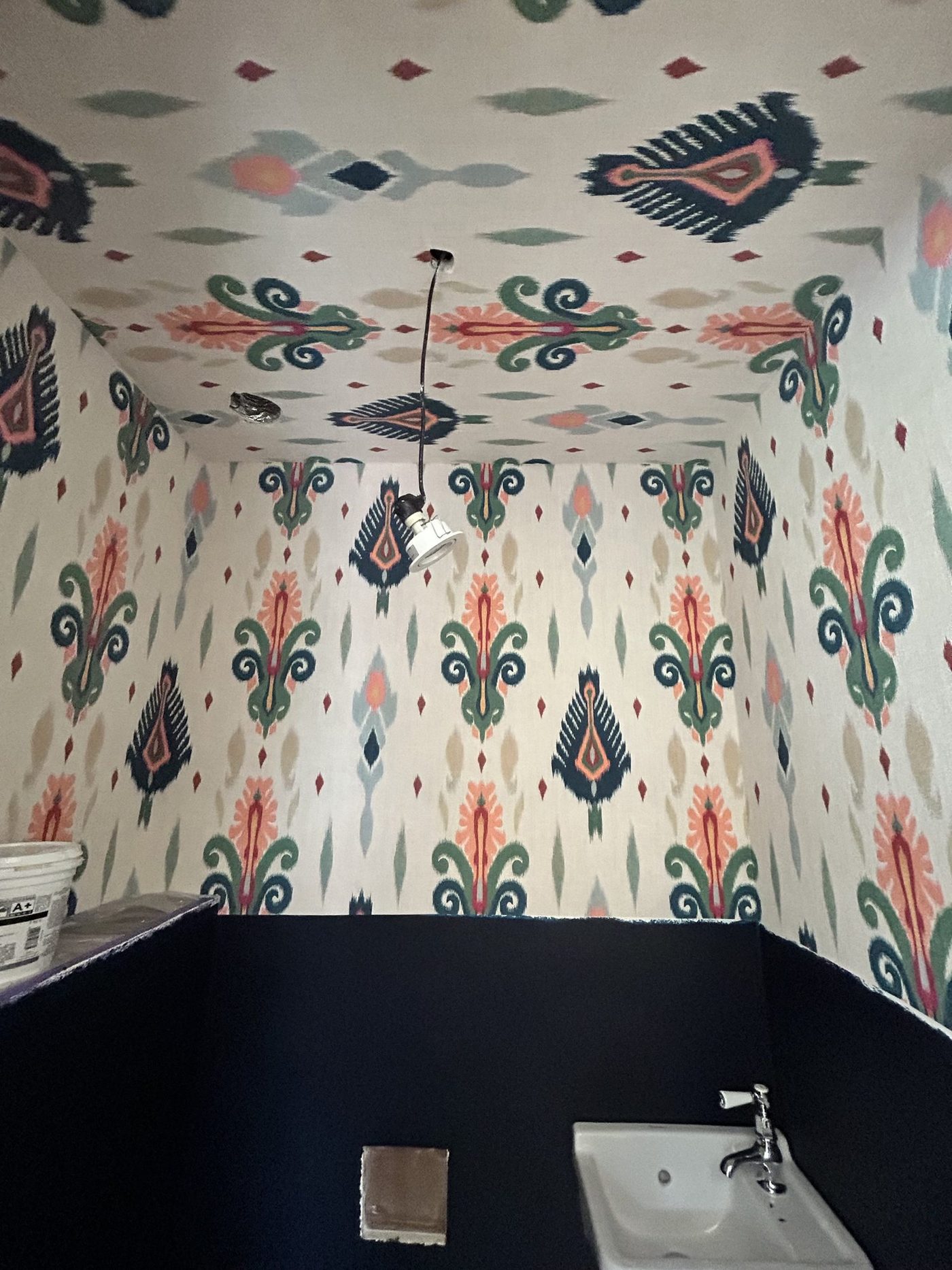 Grafisch dessin op donkere lambrisering, Toilet