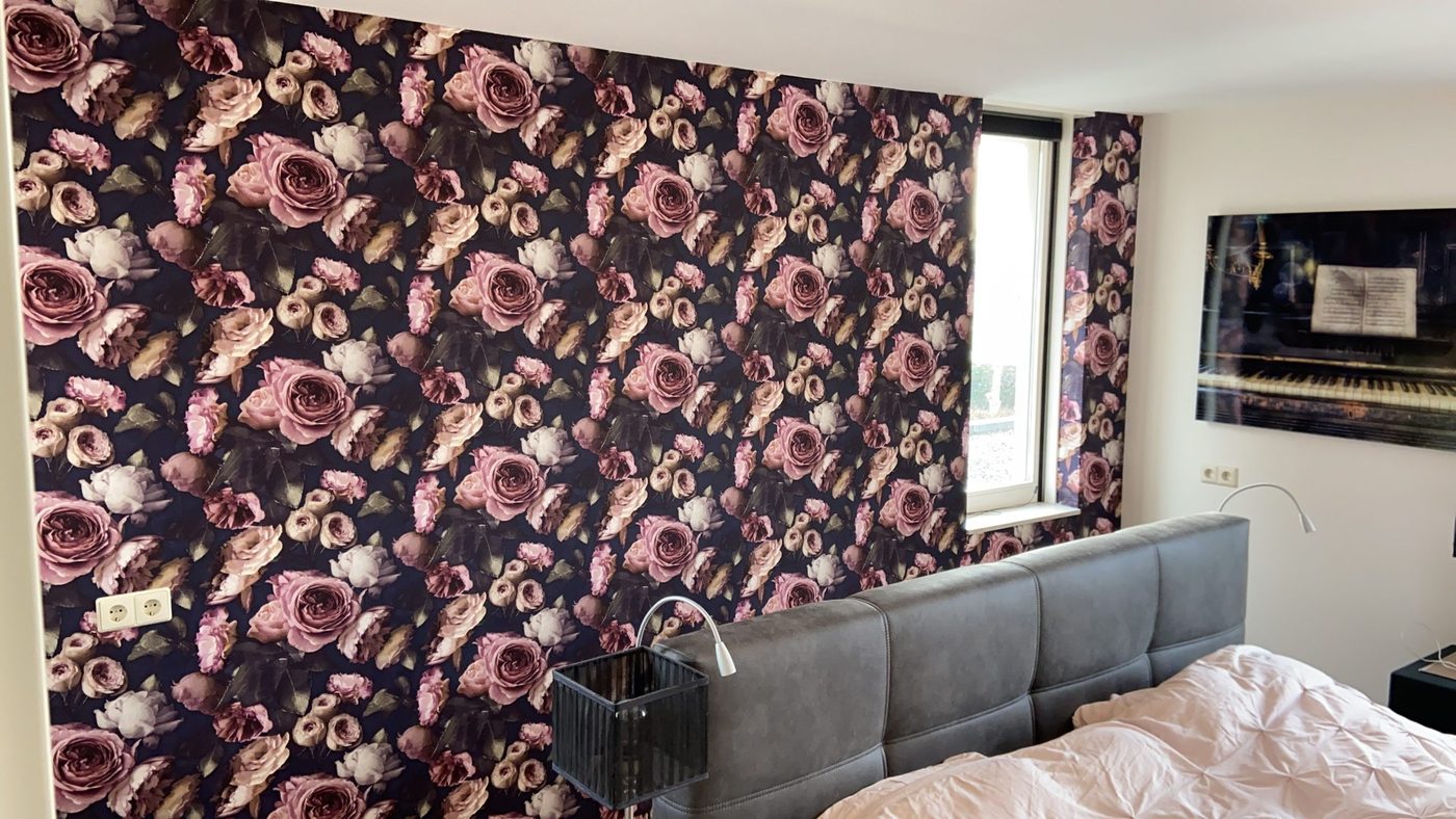 Donker bloemdessin over de volle wand, Slaapkamer
