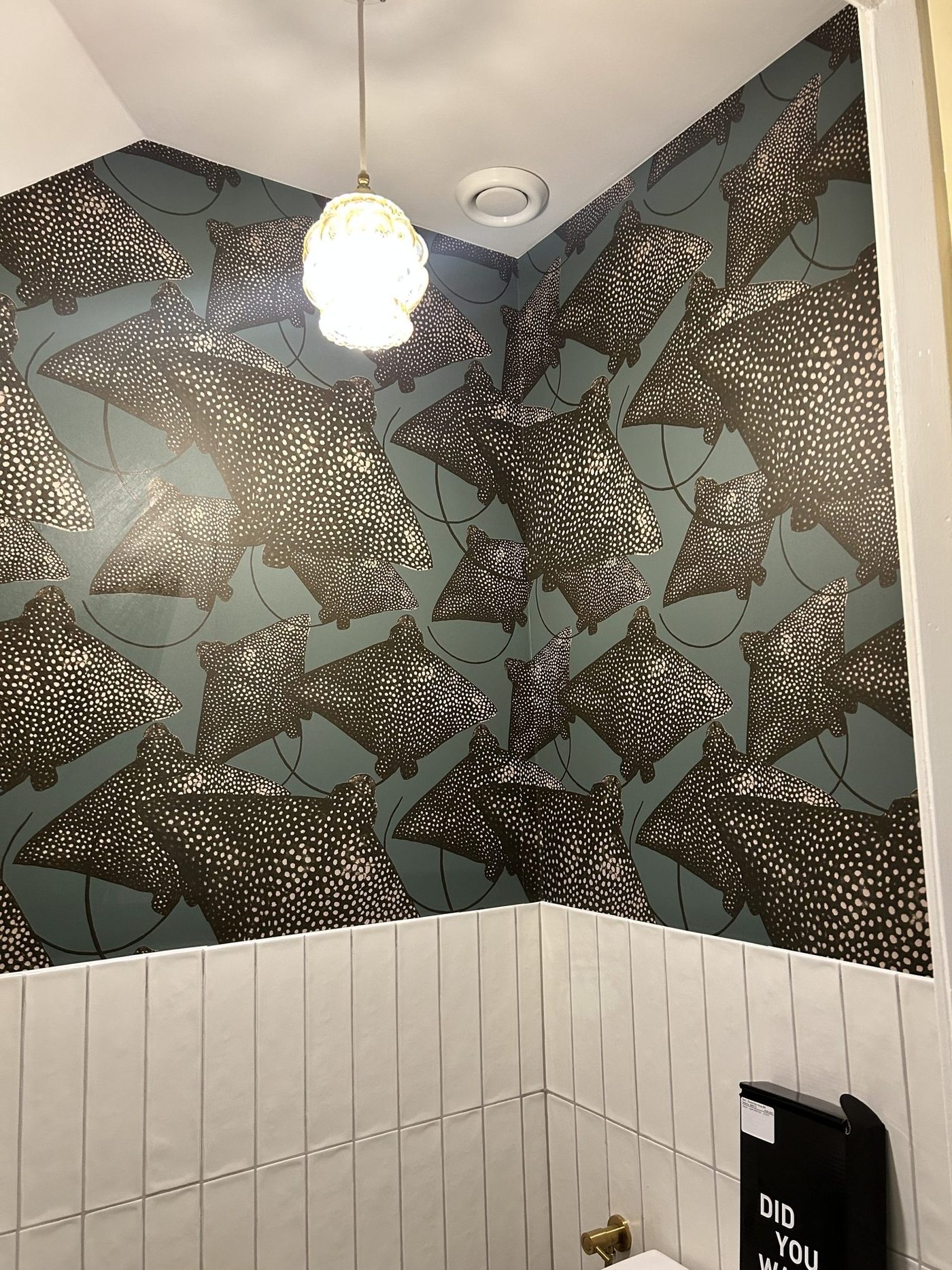 Geometrisch dessin in goud en groen, Toilet
